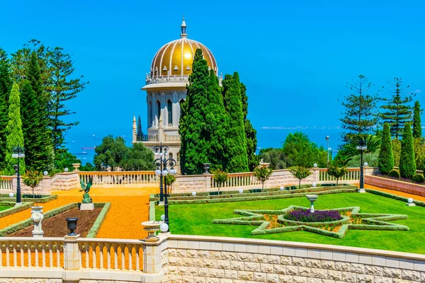 Baabin pyhäkkö Bahain puutarhassa Haifassa, Israelissa — kuvapankkivalokuva