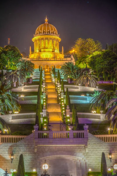 Vista nocturna de los jardines Bahai en Haifa, Israel — Foto de Stock