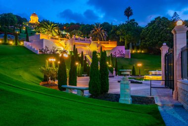 Haifa, İsrail Bahai bahçelerde gece görünümü