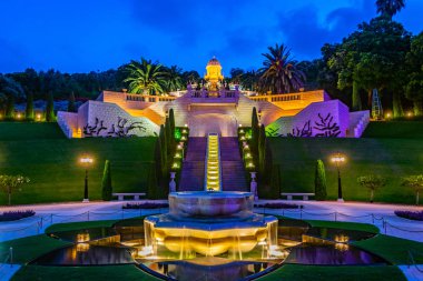 Haifa, İsrail Bahai bahçelerde gece görünümü