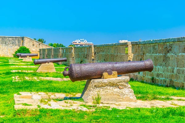 Canhões antigos situados no topo da fortificação da cidade israelita Akk — Fotografia de Stock