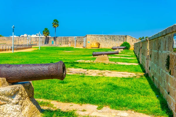 Canhões antigos situados no topo da fortificação da cidade israelita Akk — Fotografia de Stock