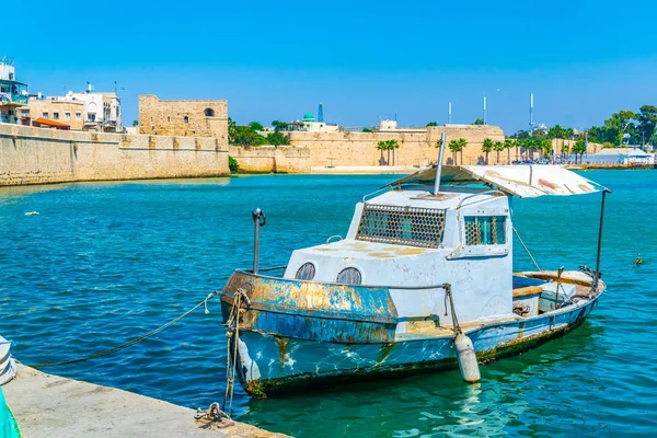 Amarrar barco enferrujado em Akko / Acre em Israel — Fotografia de Stock