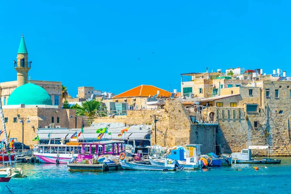 Båtar förtöjning i den gamla hamnen Akko/Acre, Israel — Stockfoto