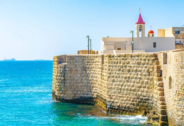 Casa maronita frente al mar mediterráneo desde la fortificación o — Foto de Stock