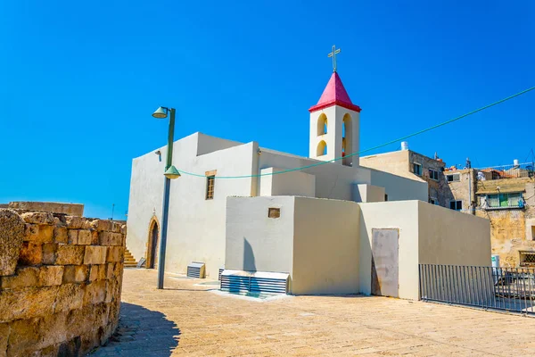 Маронітська католицька будинок облицювання Середземне море з на фортифікаційні н — стокове фото