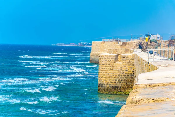 Parede medieval protegendo Acre / Akko do mar Mediterrâneo em — Fotografia de Stock