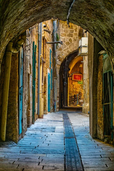 Strada stretta nel centro storico di Akko, Israele — Foto Stock