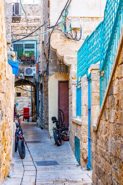 Rua estreita na cidade velha de Akko, Israel — Fotografia de Stock