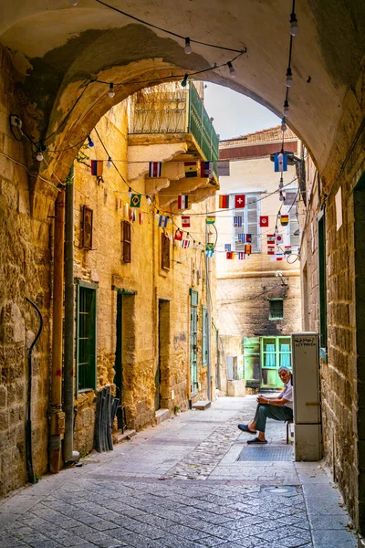 Blick auf eine enge Straße im Zentrum von Nazareth, israel — Stockfoto