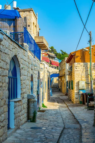 Uitzicht op een smalle straat in Tsfat/Safed, Israël — Stockfoto