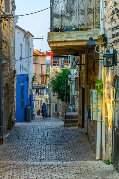 Uitzicht op een smalle straat in Tsfat/Safed, Israël — Stockfoto