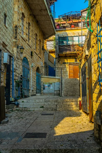 Uitzicht op een smalle straat in Tsfat/Safed, Israël — Stockfoto