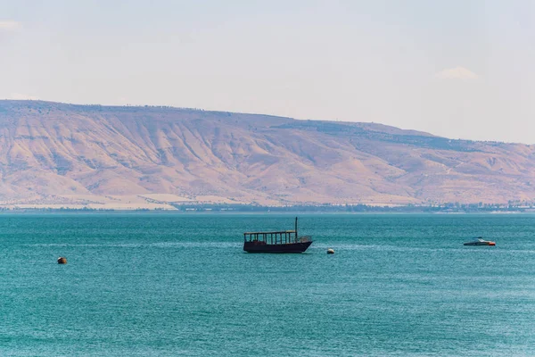 Un barco de madera flotando en el mar de galilee, Israel — Foto de Stock