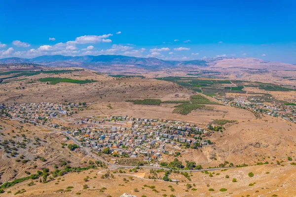 Вид с воздуха на деревню Хамам с горы Арбель в Израиле — стоковое фото