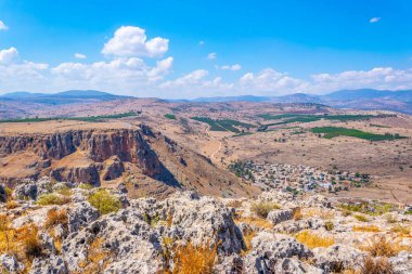 Mount Arbel İsrail'den Hamam köyünün havadan görünümü