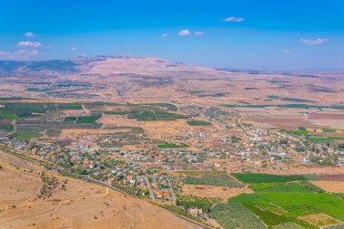 Mount Arbel İsrail'den Migdal köyünün havadan görünümü