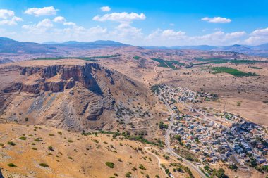 Mount Arbel İsrail'den Hamam köyünün havadan görünümü