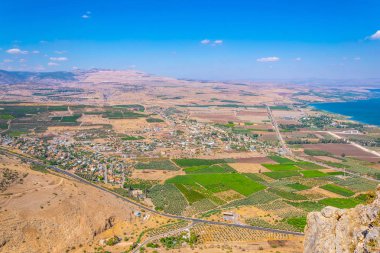 Mount Arbel İsrail'den Migdal köyünün havadan görünümü