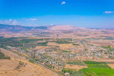 Mount Arbel İsrail'den Migdal köyünün havadan görünümü