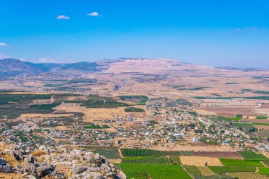 Mount Arbel İsrail'den Migdal köyünün havadan görünümü