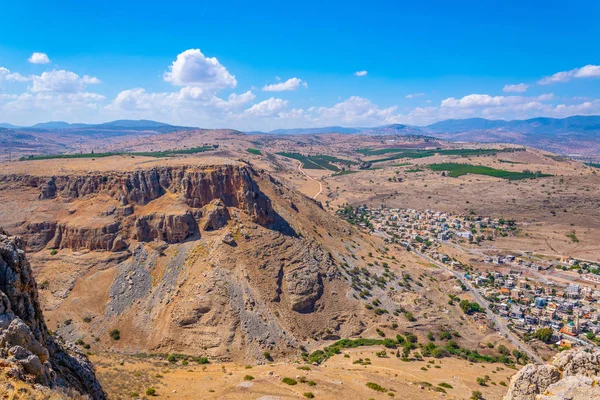 Vista aérea da aldeia de Hamam do Monte Arbel em Israel — Fotografia de Stock