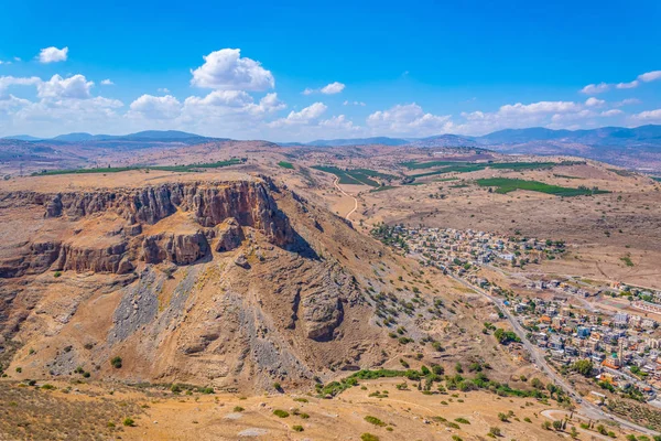 Vista aérea da aldeia de Hamam do Monte Arbel em Israel — Fotografia de Stock