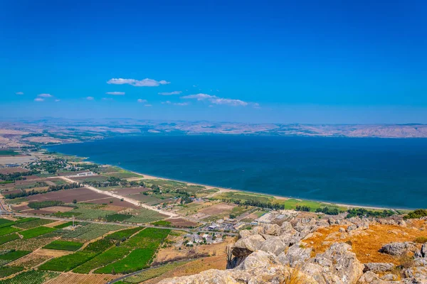 Galilejské jezero při pohledu z hora Arbel v Izraeli — Stock fotografie