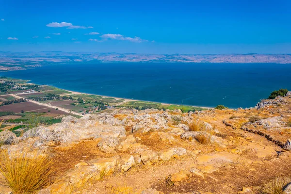 Galilejské jezero při pohledu z hora Arbel v Izraeli — Stock fotografie