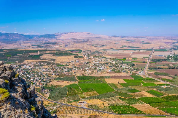 Widok z lotu ptaka Migdal wsi z góry Arbel w Izraelu — Zdjęcie stockowe