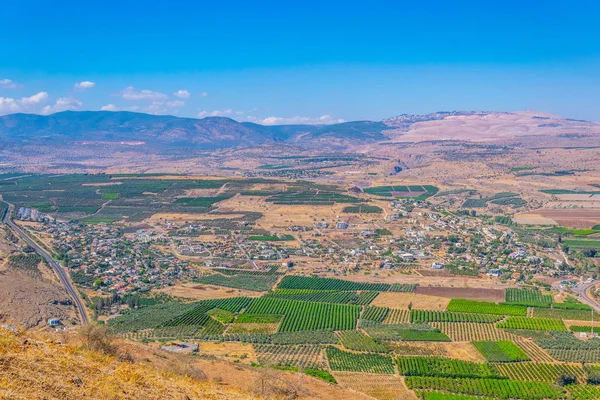 Widok z lotu ptaka Migdal wsi z góry Arbel w Izraelu — Zdjęcie stockowe