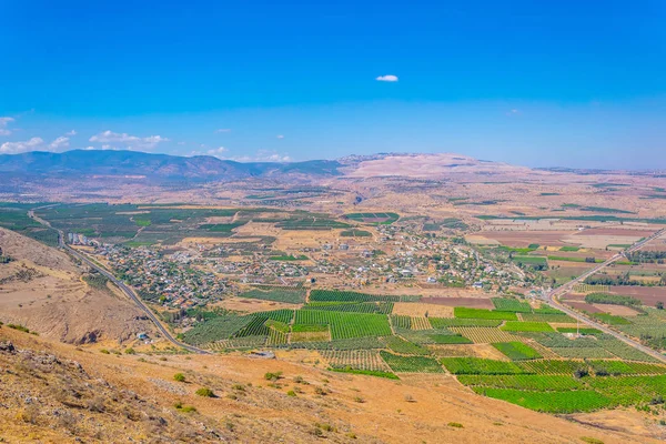 Widok z lotu ptaka Migdal wsi z góry Arbel w Izraelu — Zdjęcie stockowe