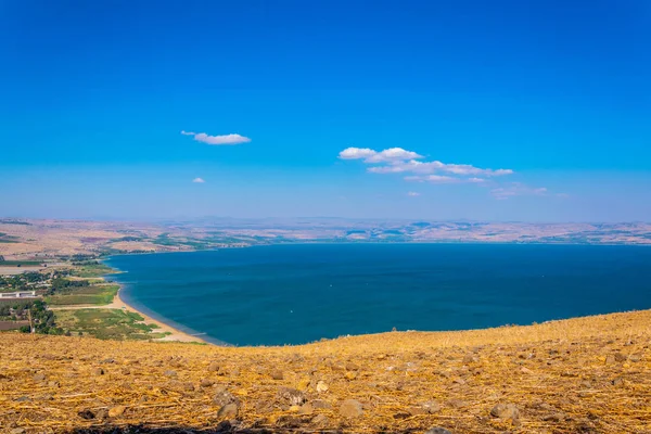 Галилейское море с горы Арбель в Израиле — стоковое фото