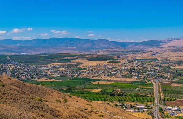 Вид с воздуха на деревню Хукок с горы Арбель в Израиле — стоковое фото