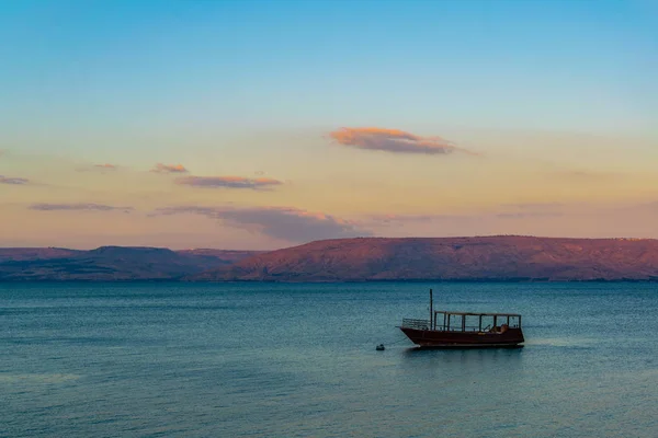 Sunset view of a wooden boat floating on the sea of galilee, Isr — Stock Photo, Image