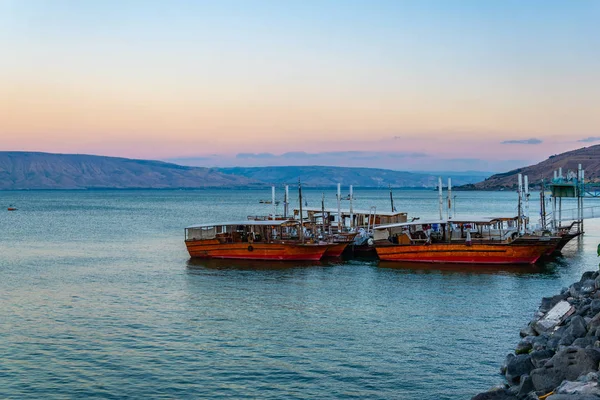 在伊斯尔加利利海漂浮的木船的日落美景 — 图库照片