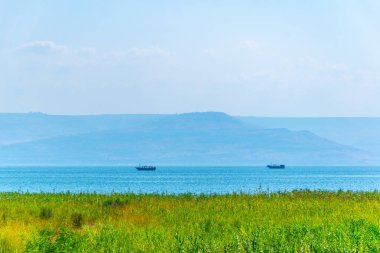 Celile Denizi üzerinde İsrail yüzen bir ahşap tekne