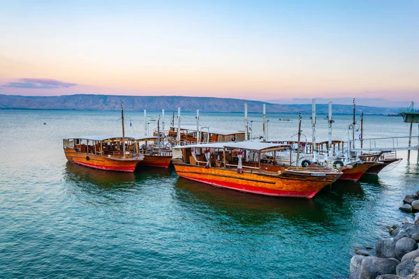 Sonnenuntergang Blick auf ein Holzboot, das auf dem Meer von Galiläa schwimmt, isr — Stockfoto