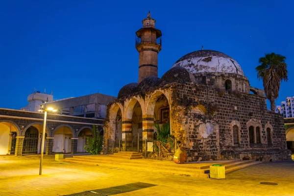 Vista nocturna de la mezquita Al amari en Tiberíades, Israel — Foto de Stock