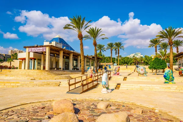 Esculturas de peixes situadas em uma passagem entre o museu Eilat e G — Fotografia de Stock