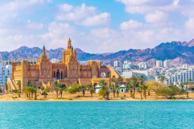 Cityscape Eilat, İsrail-Barış göle görüntülendi