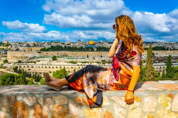 Kobieta szuka się w Jerozolimie z Góry Oliwnej, Izrael — Zdjęcie stockowe