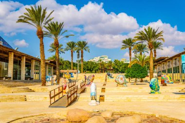 Bir geçit Eilat Müzesi ve G arasında yer alan balık heykeller