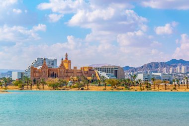 Cityscape Eilat, İsrail-Barış göle görüntülendi