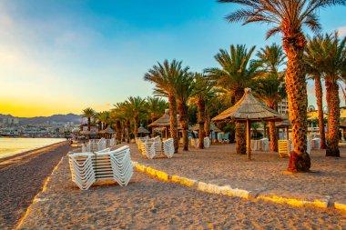 Eilat, İsrail bir plaj gün batımı görünümü