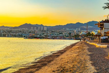 Eilat, İsrail bir plaj gün batımı görünümü