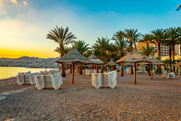 Eilat, İsrail bir plaj gün batımı görünümü