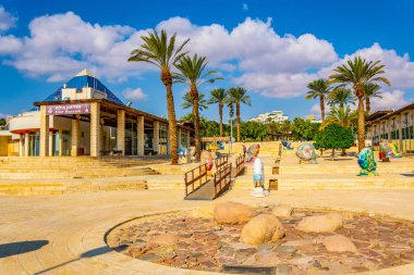 Bir geçit Eilat Müzesi ve G arasında yer alan balık heykeller