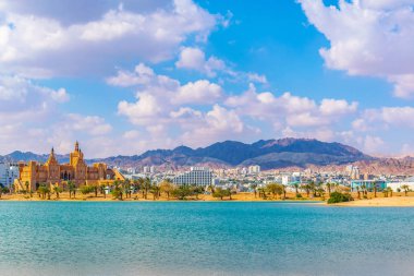 Cityscape Eilat, İsrail-Barış göle görüntülendi