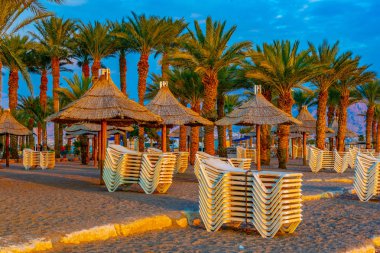 Eilat, İsrail bir plaj gün batımı görünümü
